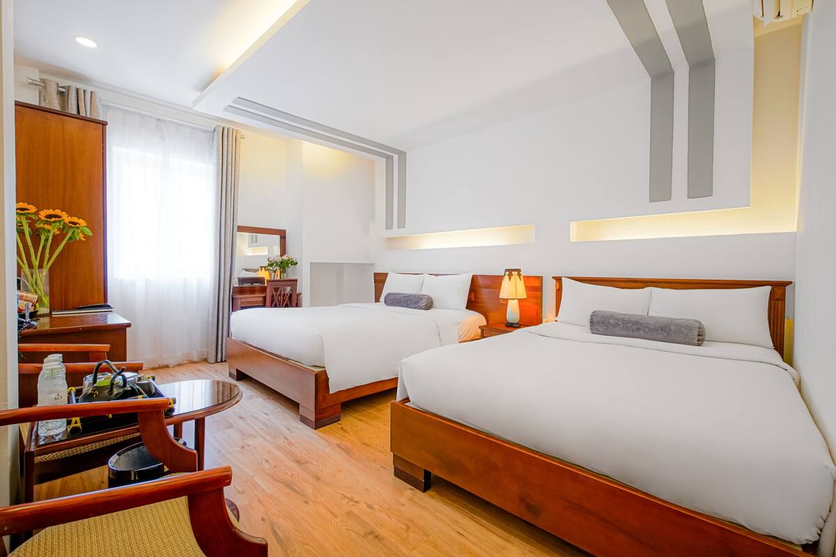 Minibar, escritorio, cortinas opacas y wifi gratis
