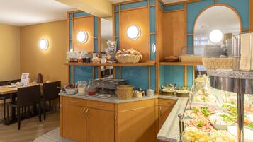 Free daily buffet breakfast