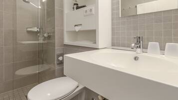 Pancuran mandi, kelengkapan dandanan diri percuma, tuala disediakan