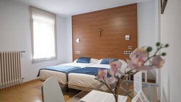 Tweepersoonskamer | Een bureau, een laptopwerkplek, gratis wifi, beddengoed