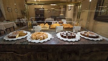 Bữa sáng buffet hàng ngày (12 EUR/mỗi người)