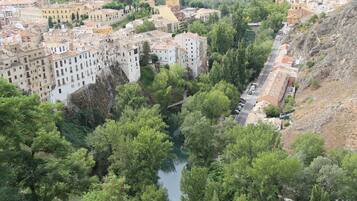 Un río serpentea por una zona urbana densamente construida, con edificios a ambos lados.