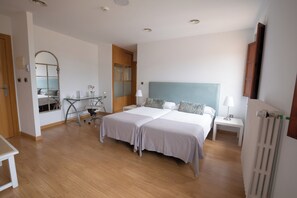 Family Room | Desk, laptop workspace, free WiFi, bed sheets - Hospedería del Seminario (Cuenca)