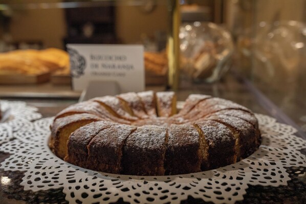 Un pastel Bundt sobre un encaje de puntilla.