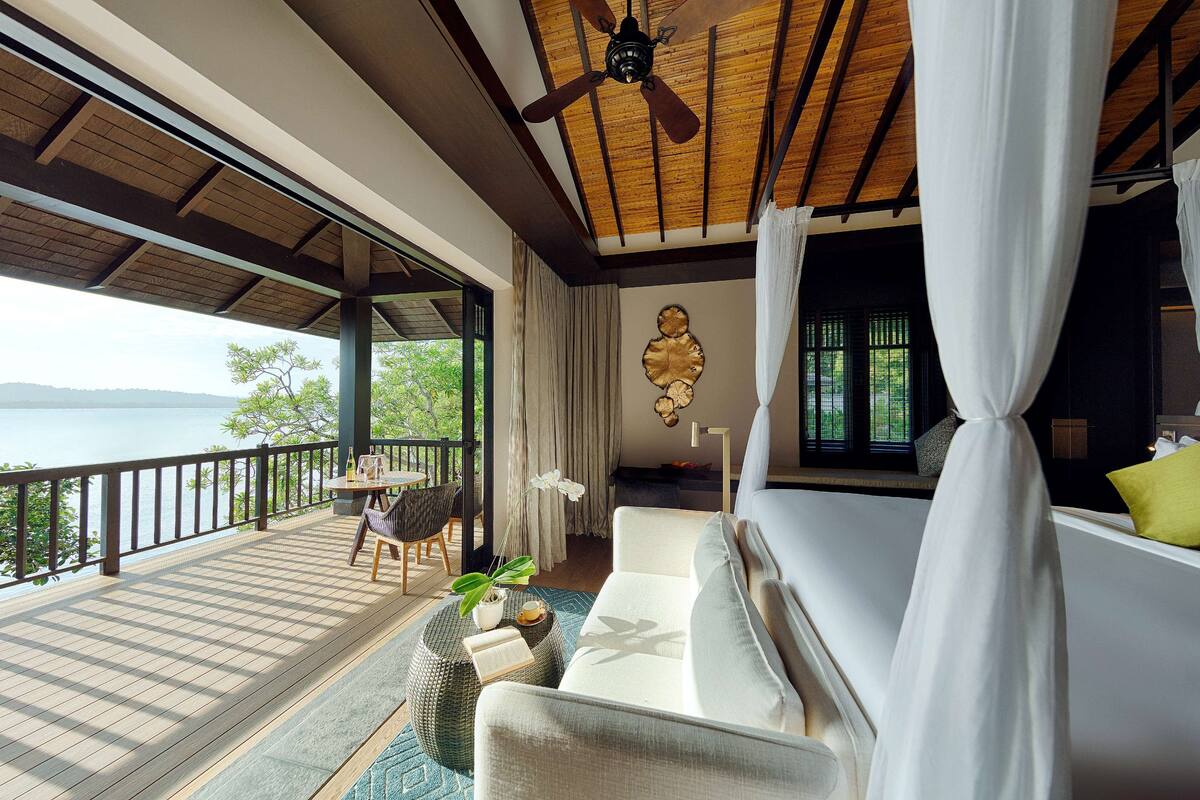 Bộ đồ giường cao cấp, chăn bông, minibar, két bảo mật tại phòng 