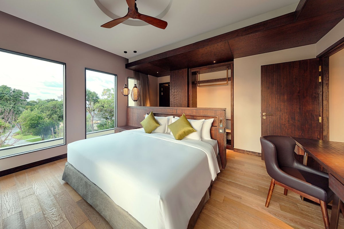 Bộ đồ giường cao cấp, chăn bông, minibar, két bảo mật tại phòng 