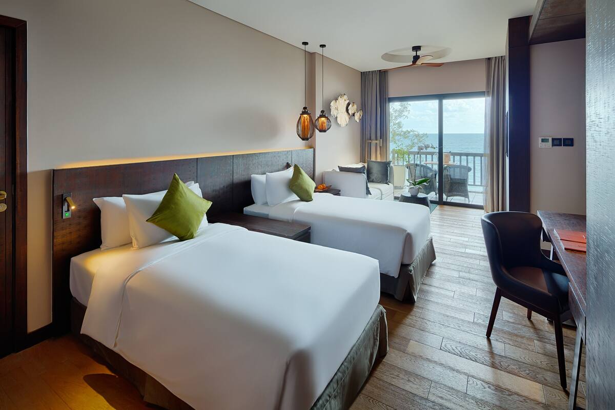 Bộ đồ giường cao cấp, chăn bông, minibar, két bảo mật tại phòng 