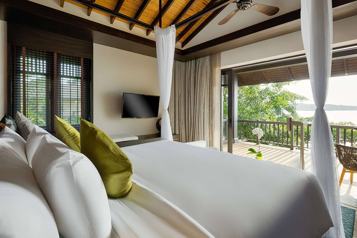 Bộ đồ giường cao cấp, chăn bông, minibar, két bảo mật tại phòng 
