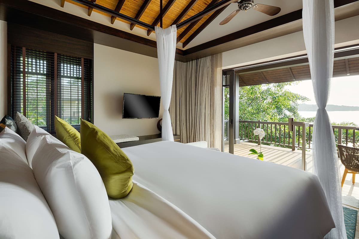 2 bedrooms, premium bedding, down comforters, minibar