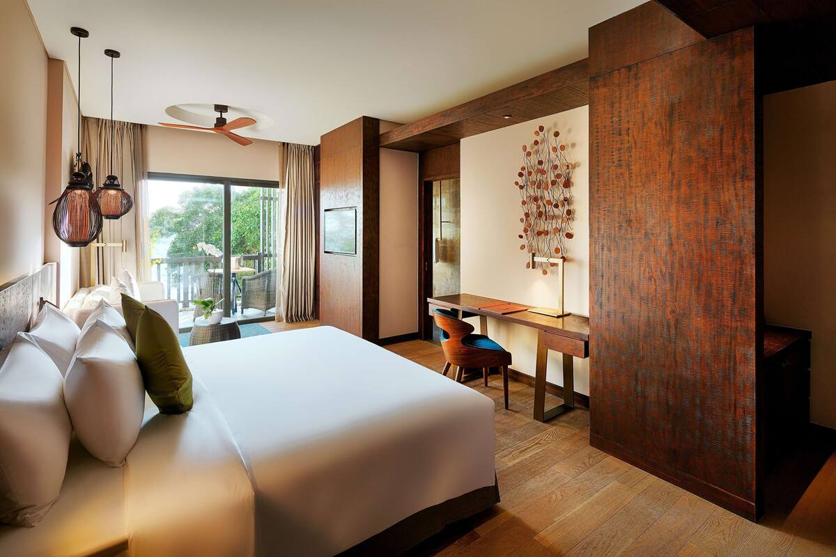 Bộ đồ giường cao cấp, chăn bông, minibar, két bảo mật tại phòng 