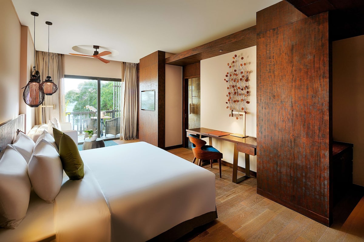 2 bedrooms, premium bedding, down comforters, minibar