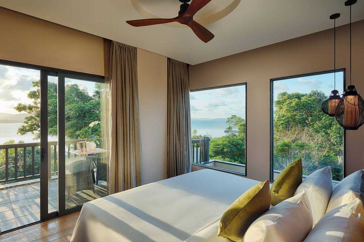 Bộ đồ giường cao cấp, chăn bông, minibar, két bảo mật tại phòng 