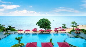 Piscine extérieure, parasols de plage, chaises longues