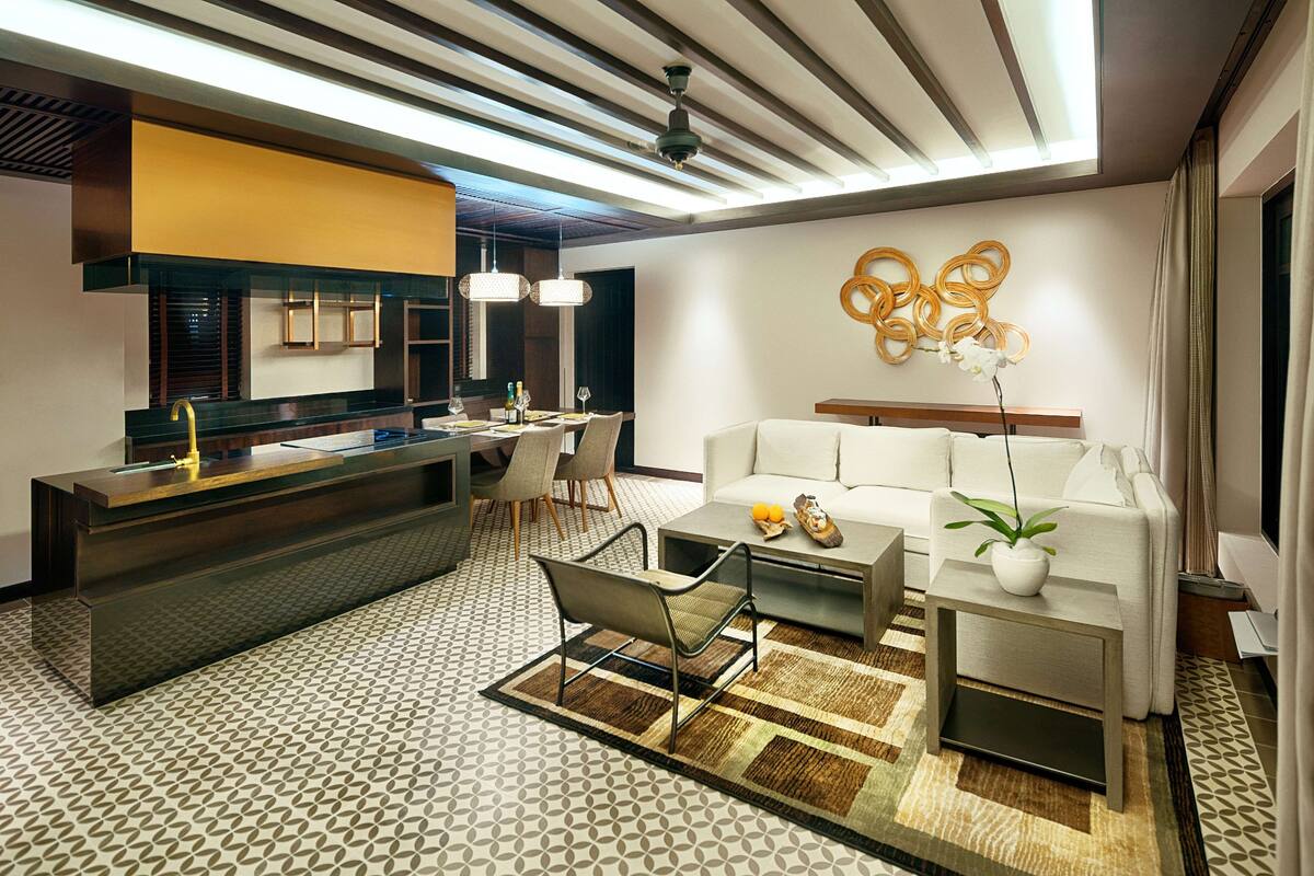 Bộ đồ giường cao cấp, chăn bông, minibar, két bảo mật tại phòng 