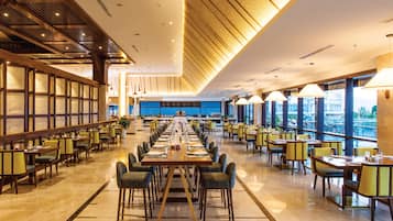 5 restaurantes; se sirven desayunos, comidas y cenas