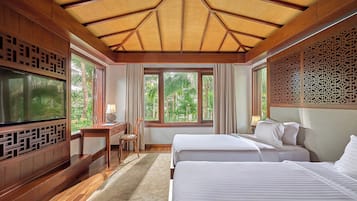Een hotelkamer met een houten plafond, twee bedden, een bureau, een stoel en een televisie.