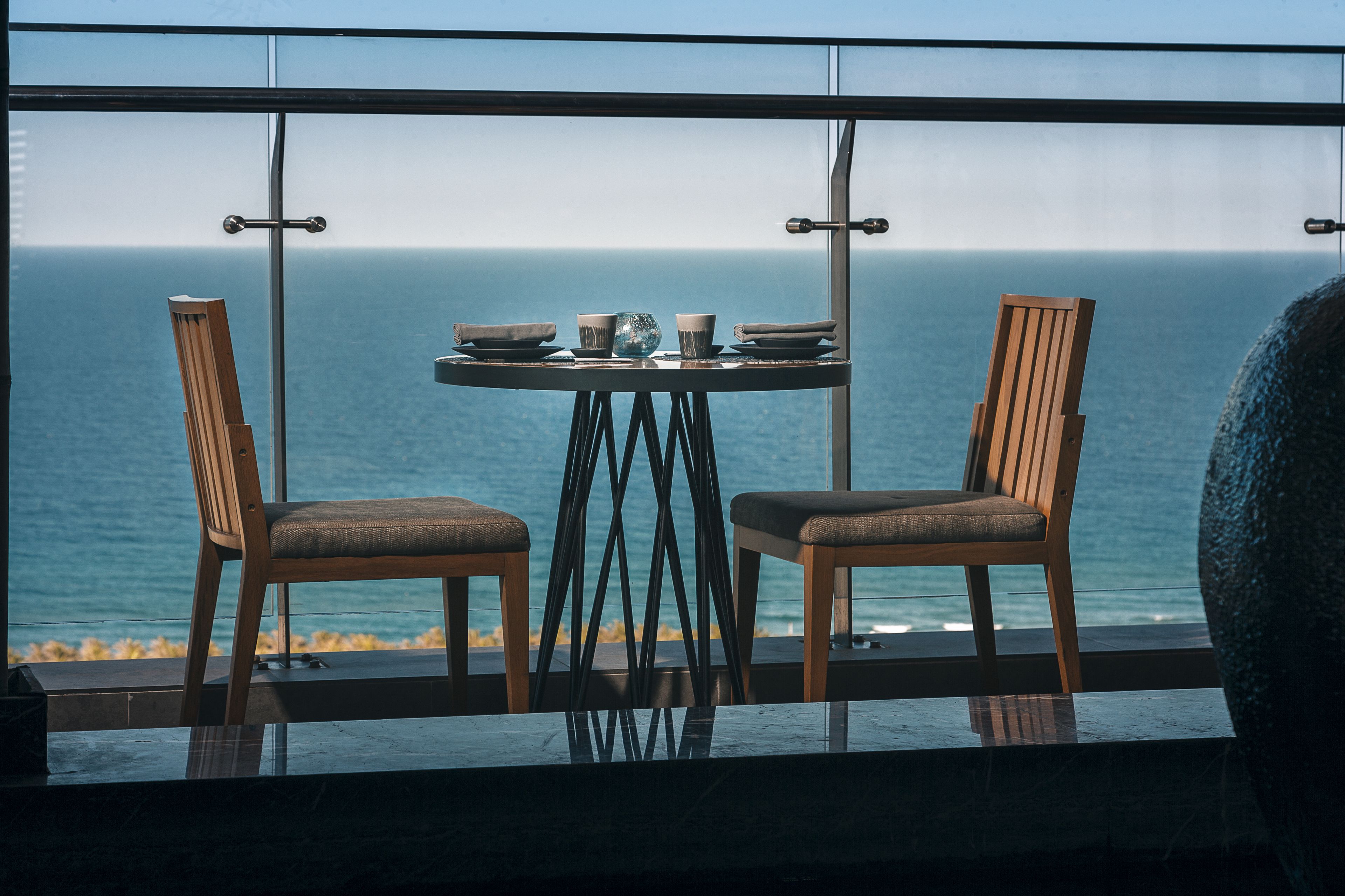 6 restaurants, breakfast, lunch, dinner served; vietnamese cuisine