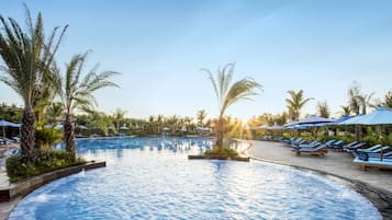 2 piscinas externas, espreguiçadeiras