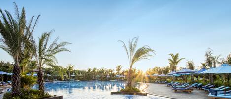 2 室外游泳池,日光浴躺椅