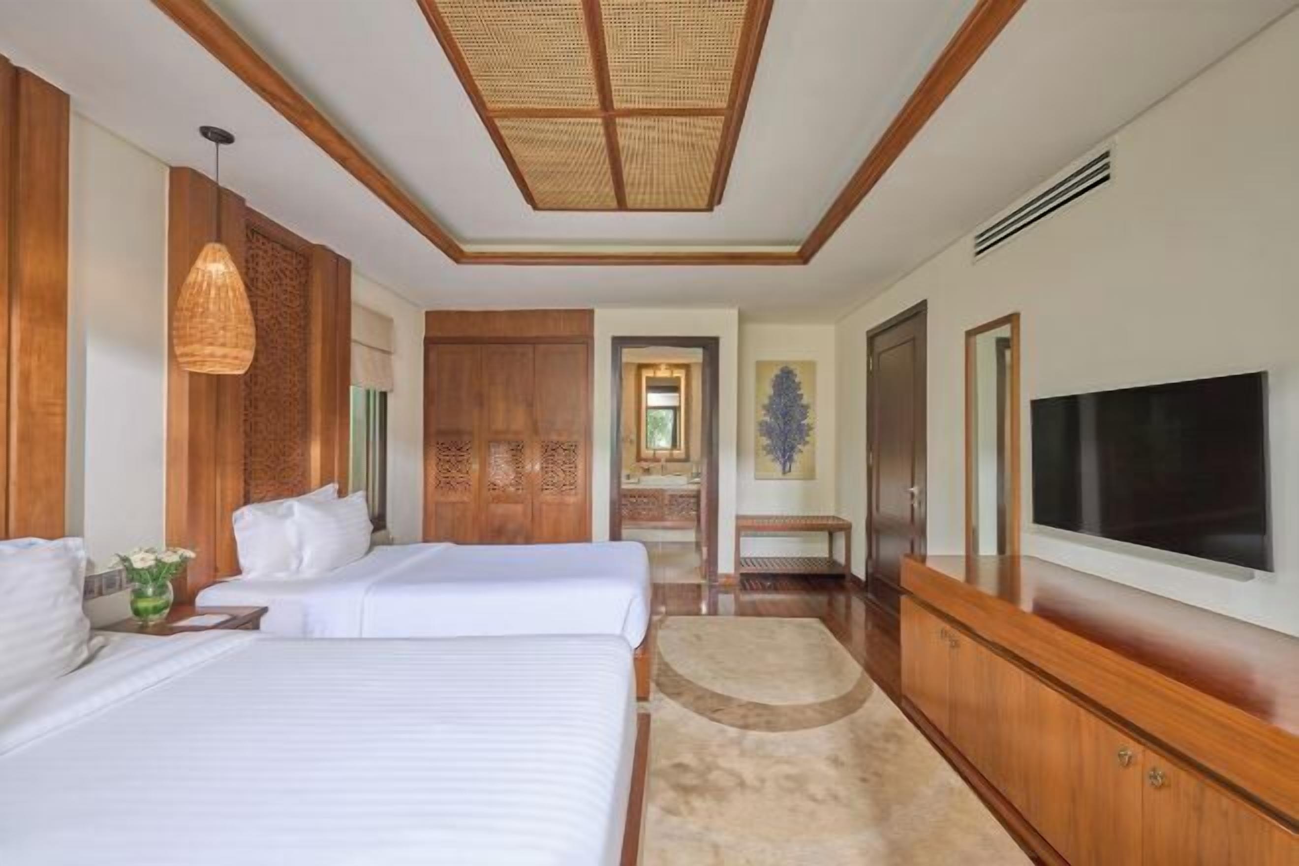 Safe på rommet, skrivebord og skrivebord for bærbar PC