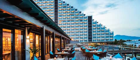 5 restaurants, breakfast, lunch, dinner served; Vietnamese cuisine
