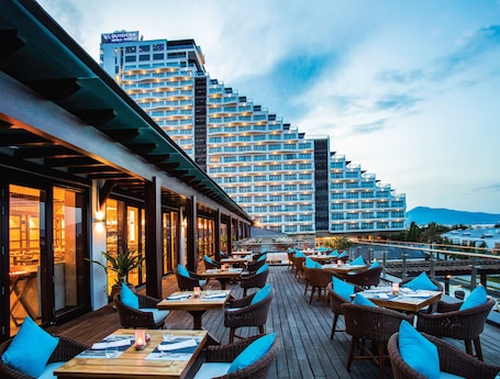 5 restaurants, breakfast, lunch, dinner served; Vietnamese cuisine