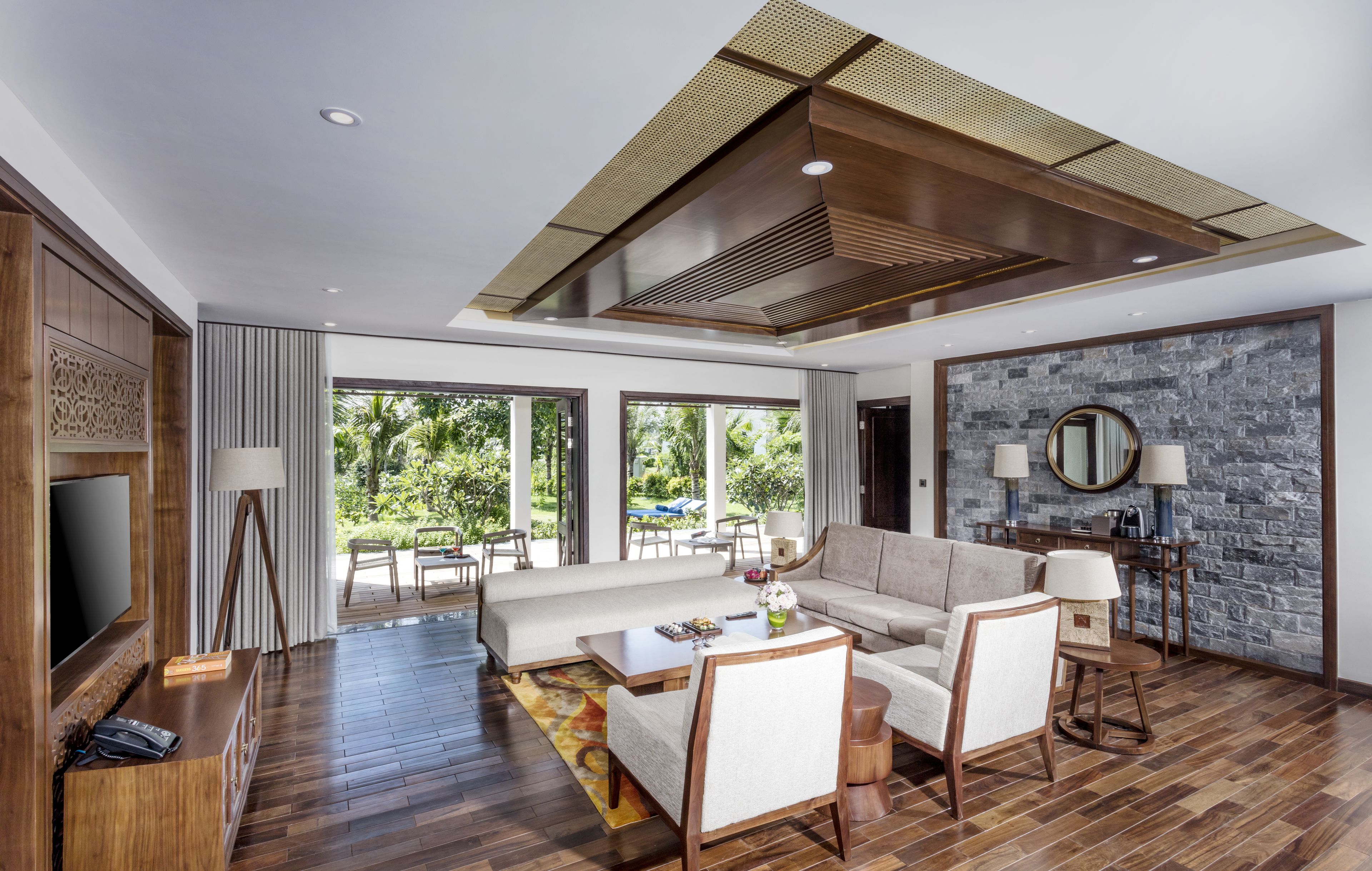 2 bedrooms, minibar, in-room safe, desk