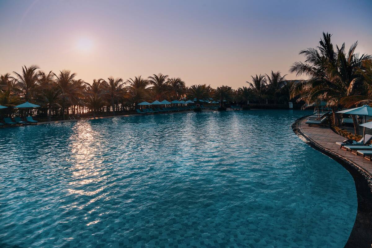2 outdoor pools, pool loungers
