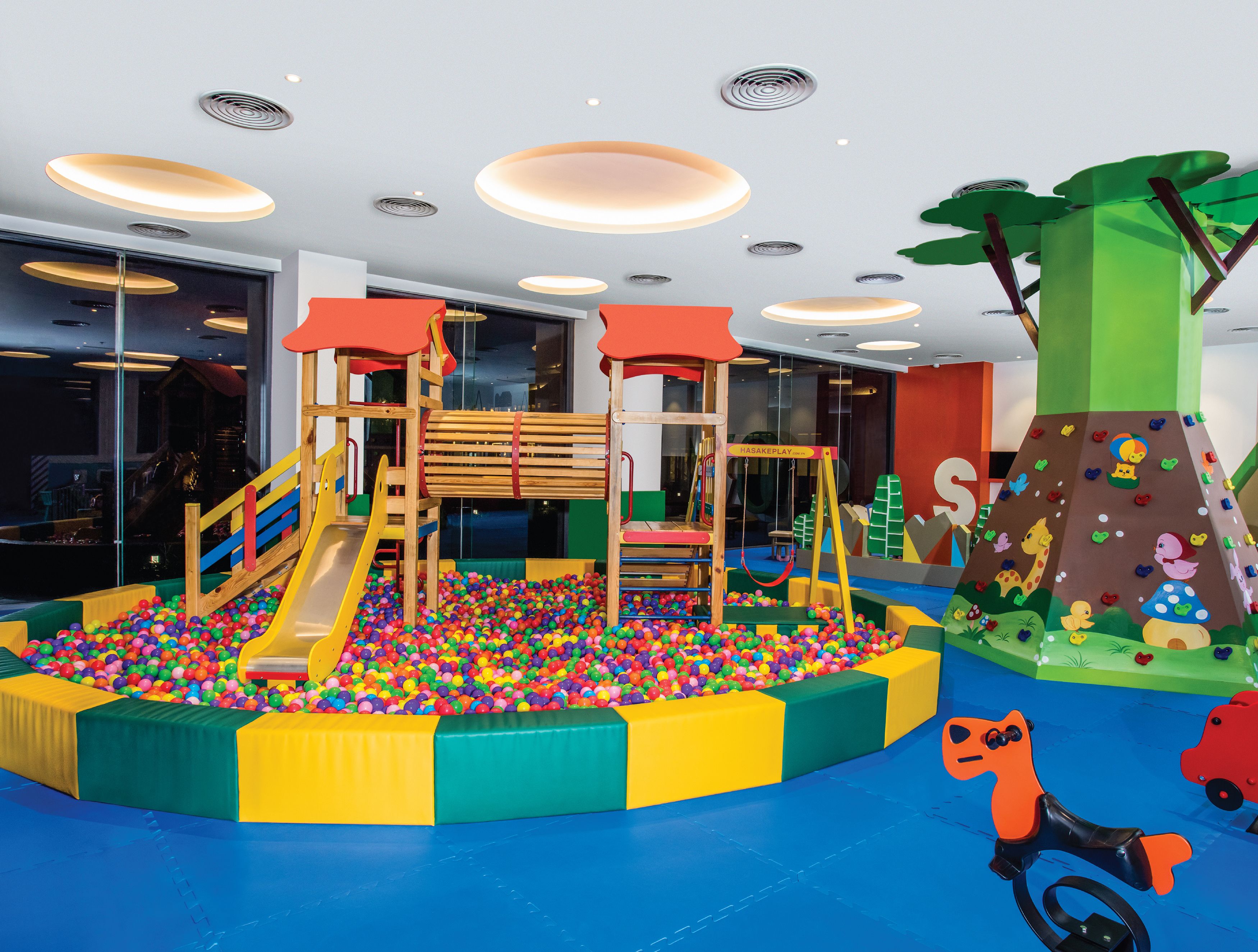 Área de juegos infantiles techada