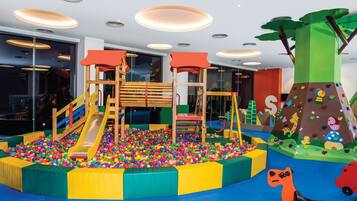 Área de juegos infantiles techada