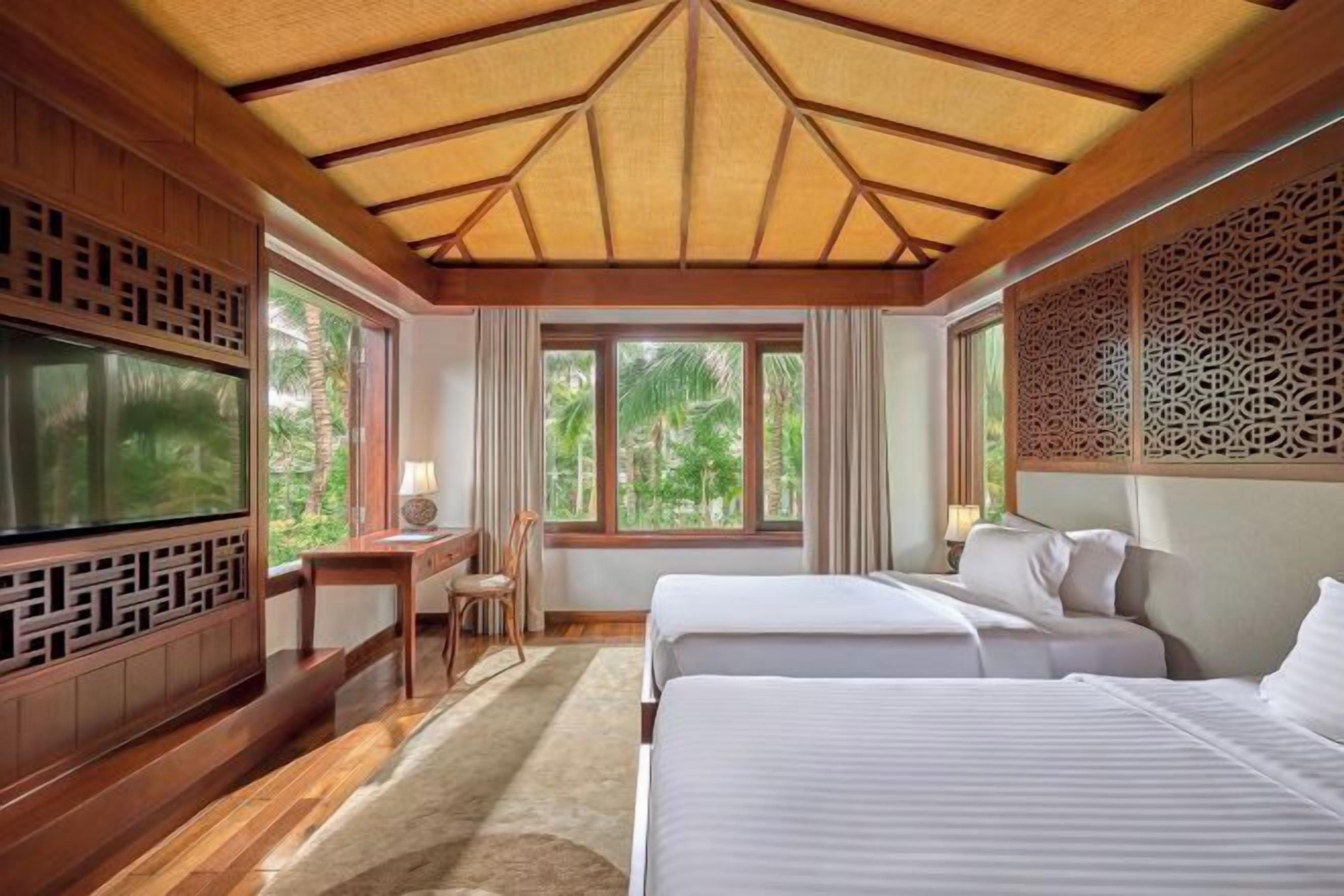 Safe på rommet, skrivebord og skrivebord for bærbar PC