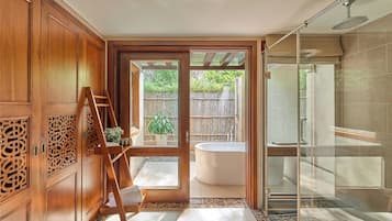 Badekar, designertoalettartikler, hårføner og badekåper