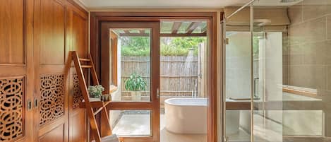 Baignoire, articles de toilette de luxe, sèche-cheveux, peignoirs