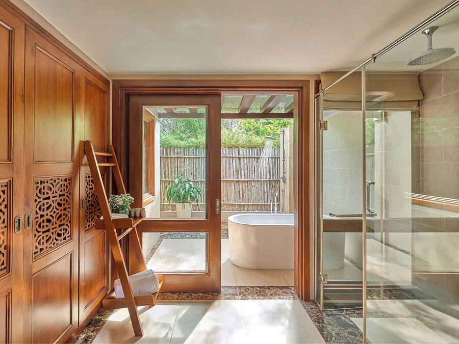 Badewanne, Designer-Toilettenartikel, Haartrockner, Bademäntel