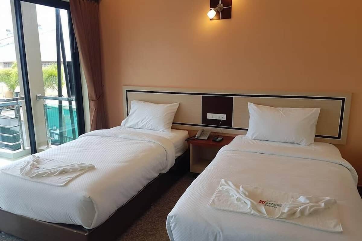 Deluxe-Zweibettzimmer | Schreibtisch, Verdunkelungsvorhänge, schallisolierte Zimmer