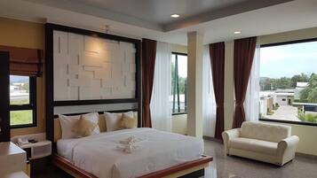 VIP Expedia room | Escritorio, cortinas opacas, sistema de insonorización