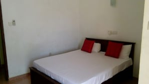 Minibar, in-room safe, desk, iron/ironing board - Lagoon Waves Hotel (Seeduwa - Katunayake)