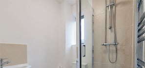 Standard Apartment | Bathroom | Shower, free toiletries, towels