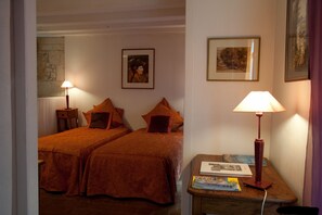 Habitación con 2 camas individuales | Ropa de cama de alta calidad, cortinas opacas, sistema de insonorización