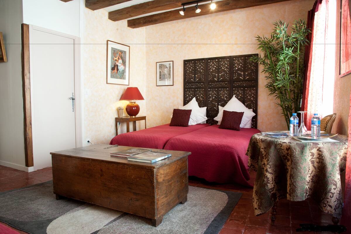 Habitación triple | Ropa de cama de alta calidad, cortinas opacas, sistema de insonorización