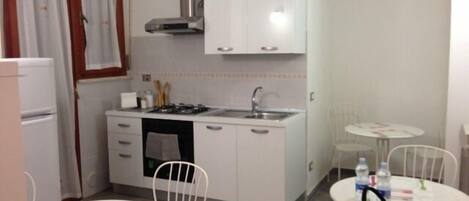 Chambre Double, coin cuisine | Coin cuisine privé | Grand réfrigérateur, four, batterie de cuisine, vaisselle et ustensiles