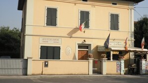 A building with a sign for 'AFFITTACAMERE ZIMMER ROOMS'. - La Locanda di Giorgia (Pisa)
