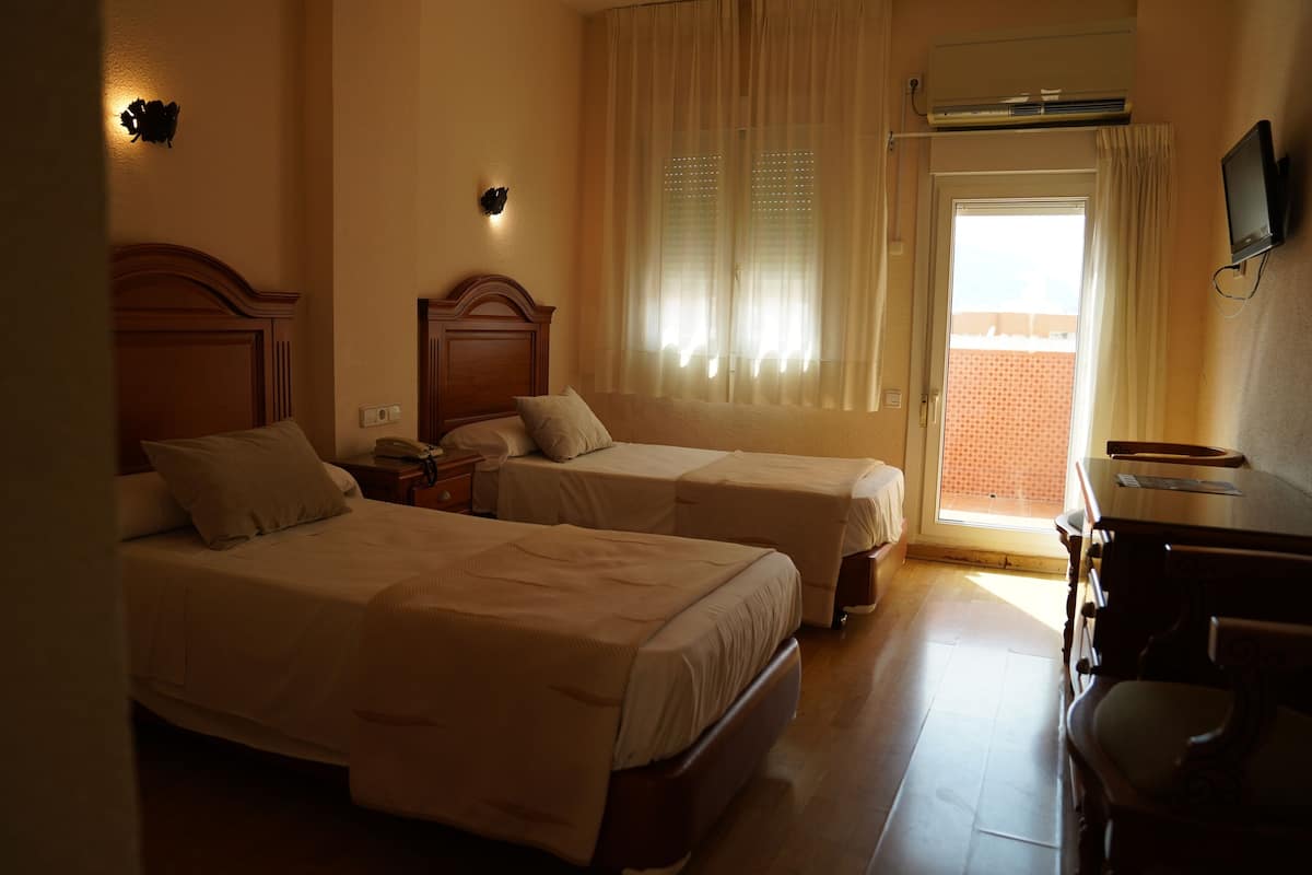 Kamar Double, balkon | Brankas, meja kerja, setrika/meja setrika, dan seprai linen