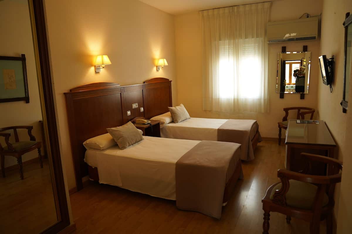 Kamar Double Standar | Brankas, meja kerja, setrika/meja setrika, dan seprai linen