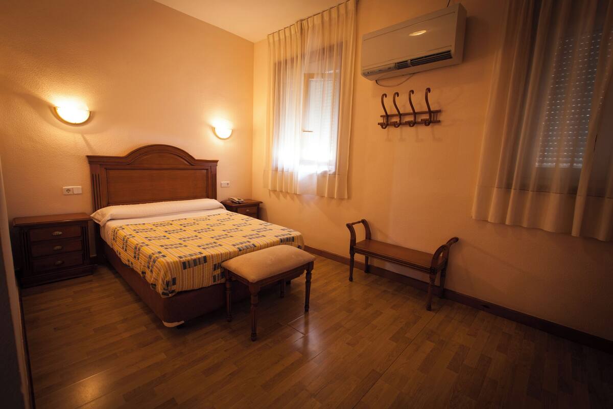Kamar Single Standar | Brankas, meja kerja, setrika/meja setrika, dan seprai linen