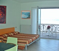 1 habitación, muebles diferentes, escritorio y ropa de cama
