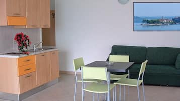 1 makuuhuone, yksilöllisesti kalustettu, työpöytä, vuodevaatteet