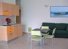 1 habitación, muebles diferentes, escritorio y ropa de cama 