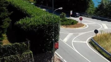 Eine Straße mit einem McDonald's Schild, einem Stoppschild und einer Fußgängerampel.