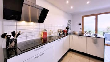 Family Villa, 3 Bedrooms, Mountain View, Garden Area | Private kitchen | Full-size fridge, microwave, oven, stovetop